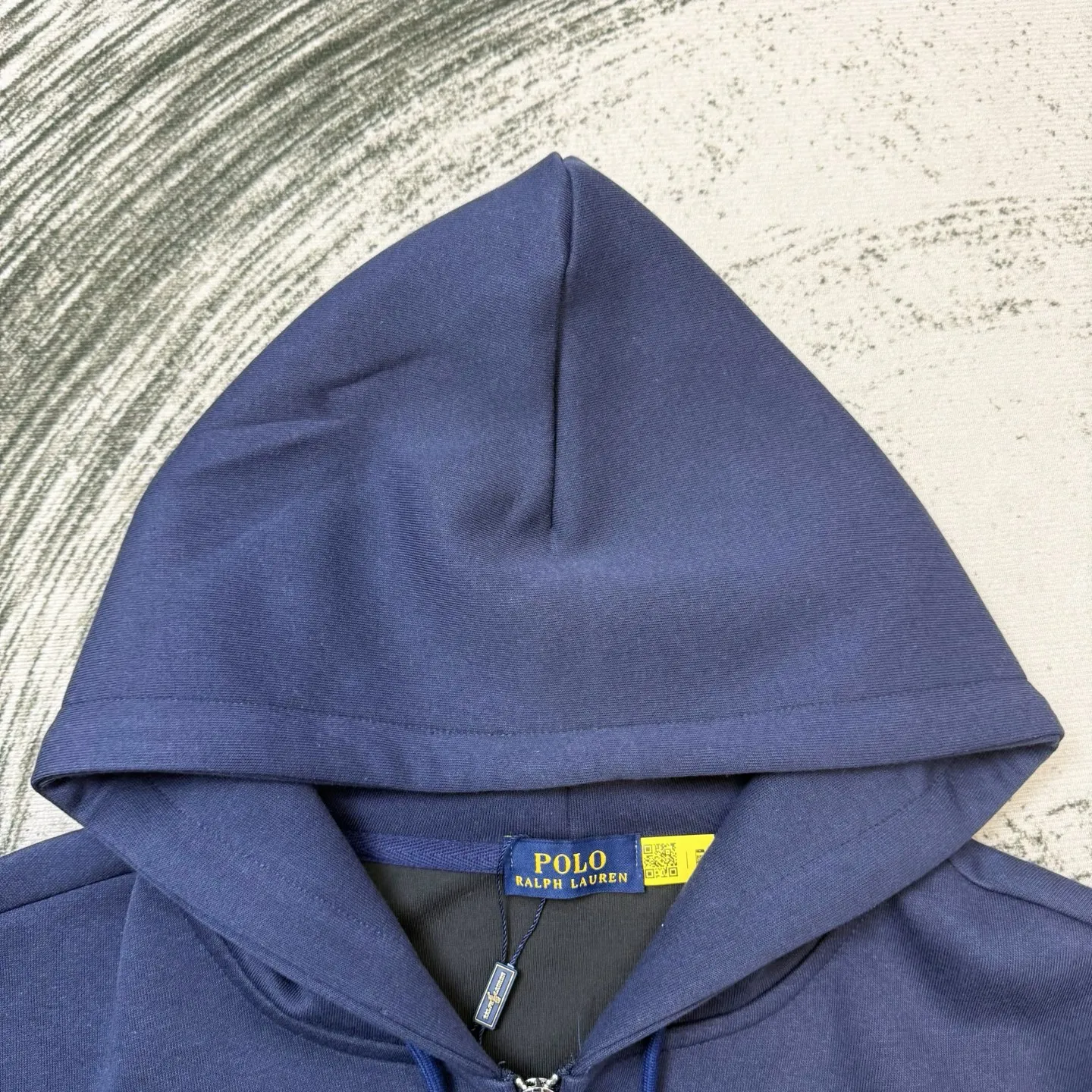 P250 Ralph small label embroidered hooded jacket, the same style at Ralph Lauren counters. It is made of high-gram composite fabric with hemmed strips. It has a very textured handle. It is three-dimensional and atmospheric. It is easy to wear in autumn and winter. It is simple and elegant. It adopts the os version. The upper body effect is very good. It is suitable for all body types. Soft and comfortable. Craftsmanship imported custom zippers➕Hardware and accessories are complete. The embroidery is full and three-dimensional. Perfect restoration of zp 2:1. Same style for men and women. Versatile and easy to wear. Size s m l xl color black navy